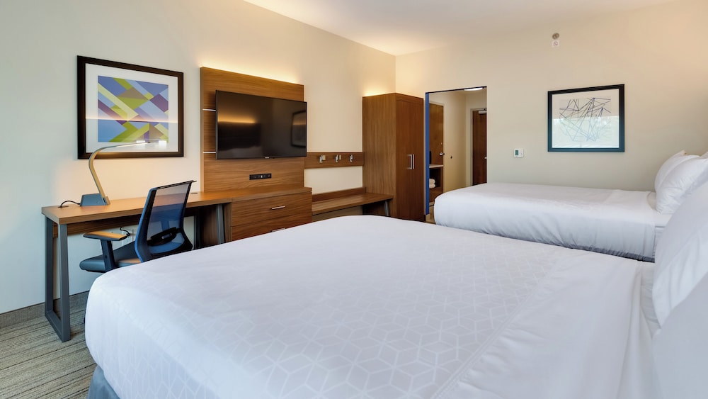 Standard, 2 Queen Beds, Extra Floor Space