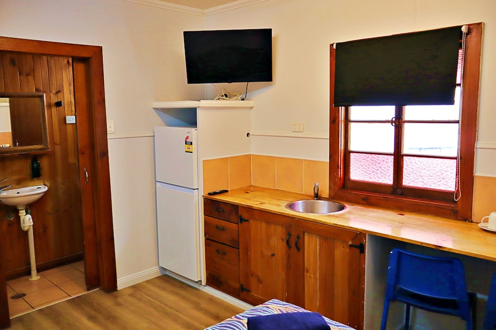 BRISBANE MANOR HOTEL 42/60