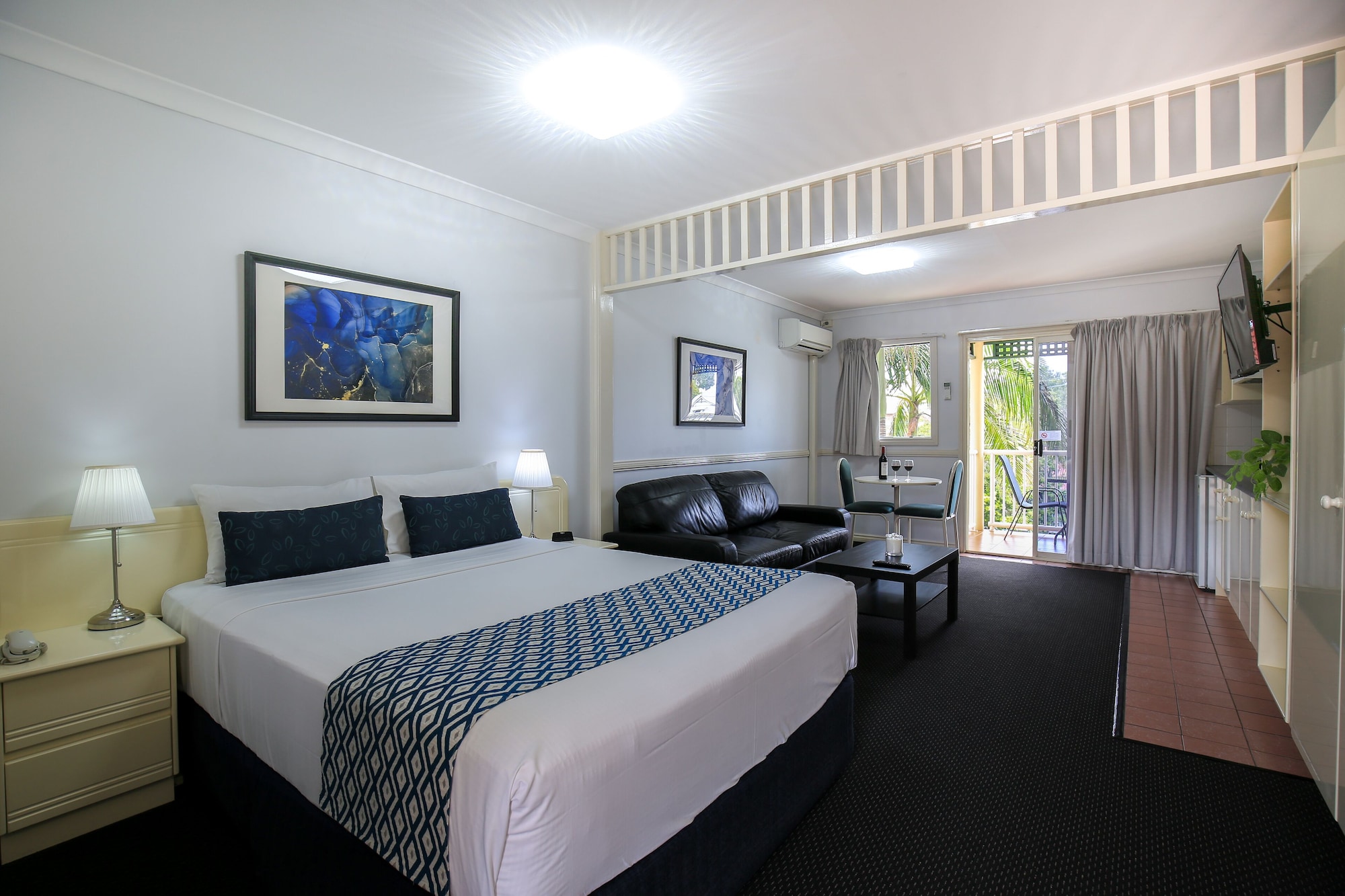 STUDIO, QUEEN BED