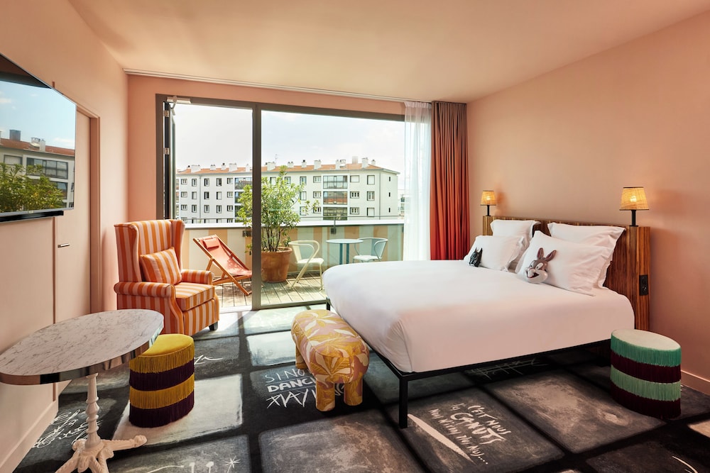 Large Mama, Queen Bed, Terrace