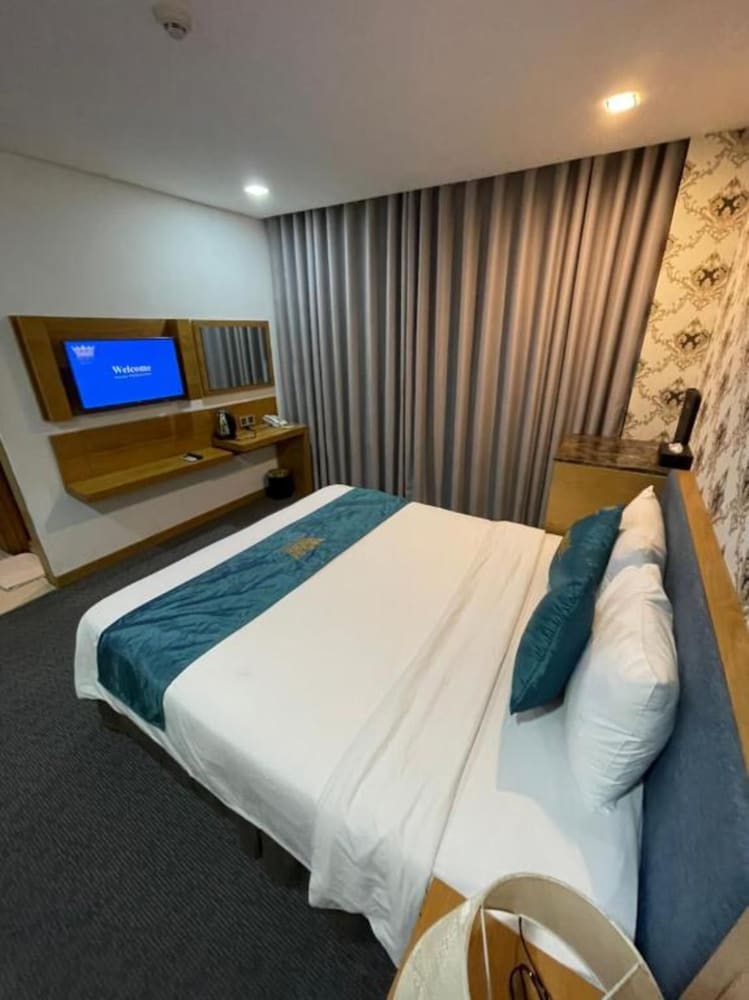 The Blue Hotel 24/54