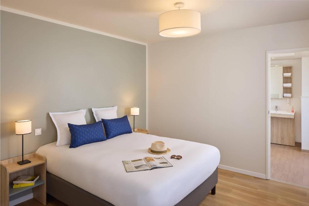 Upgrade, Queen Bed