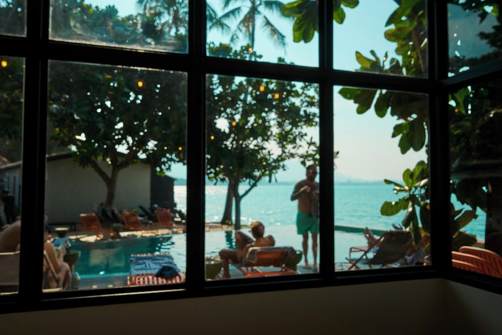 ESCAPE BEACH RESORT 25/50