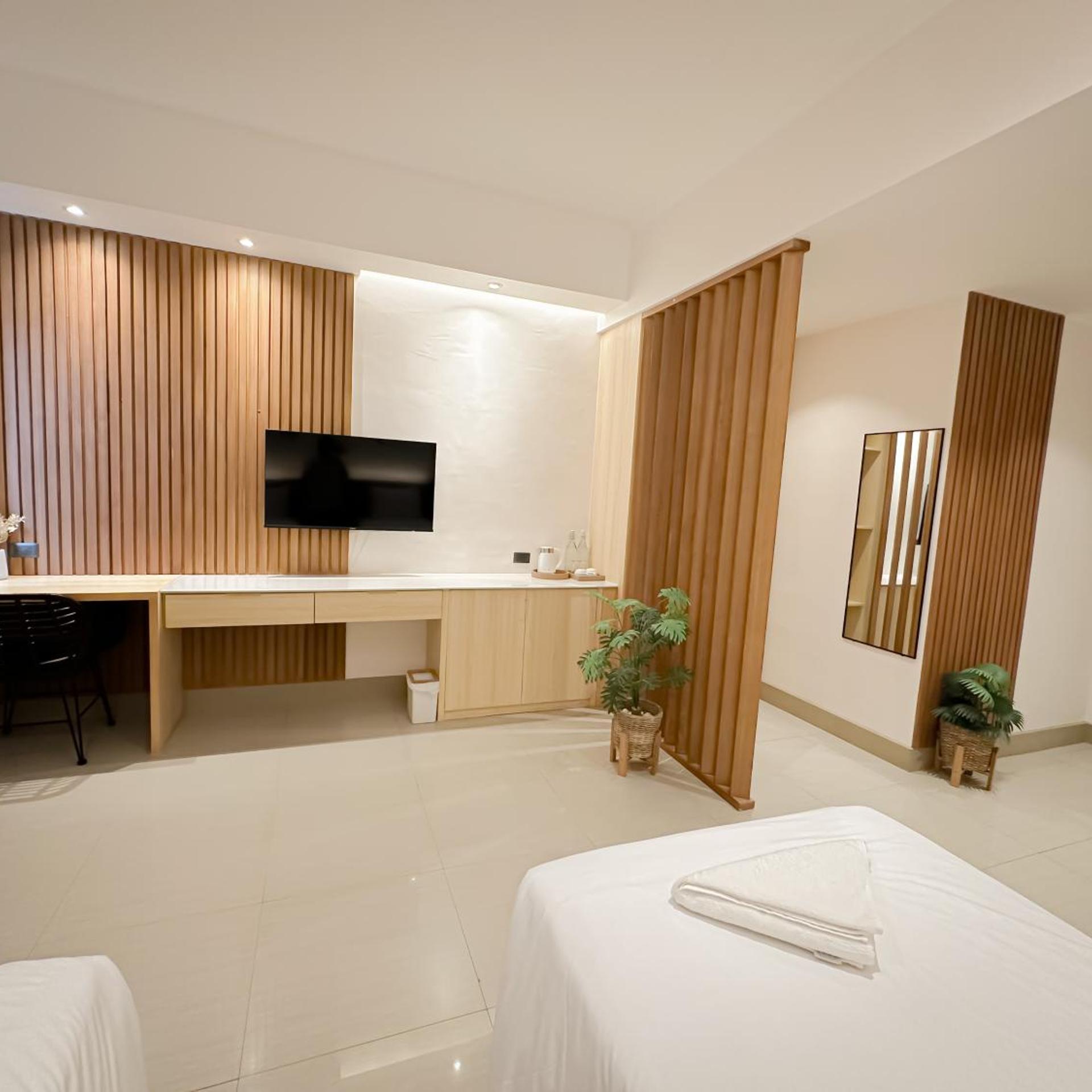 Leux Hotel 18/40