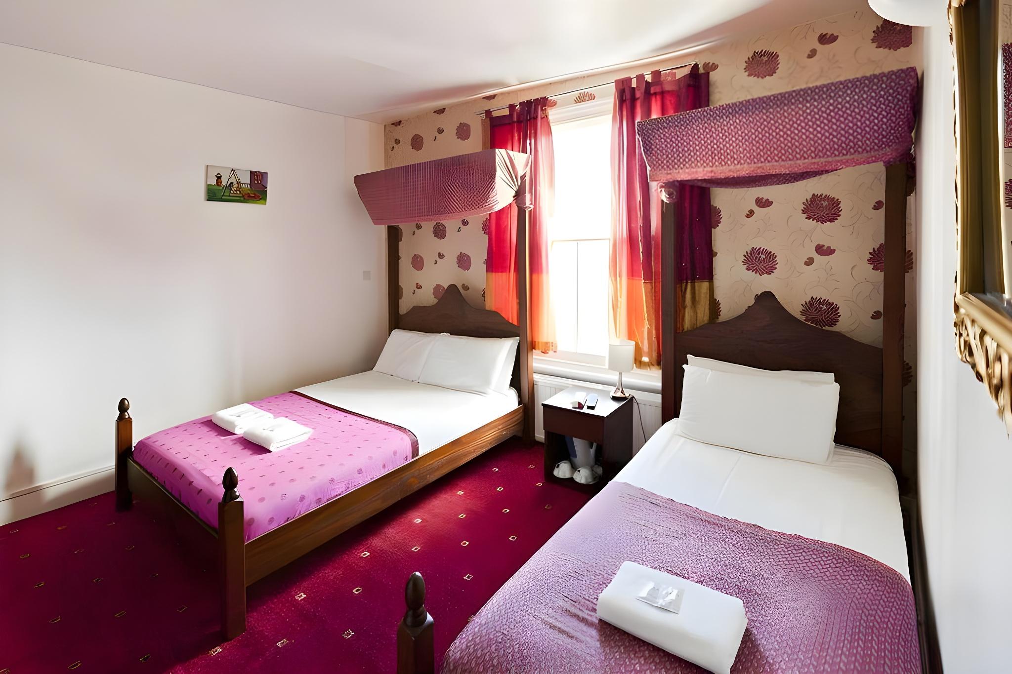 ROOM, TWIN BEDS