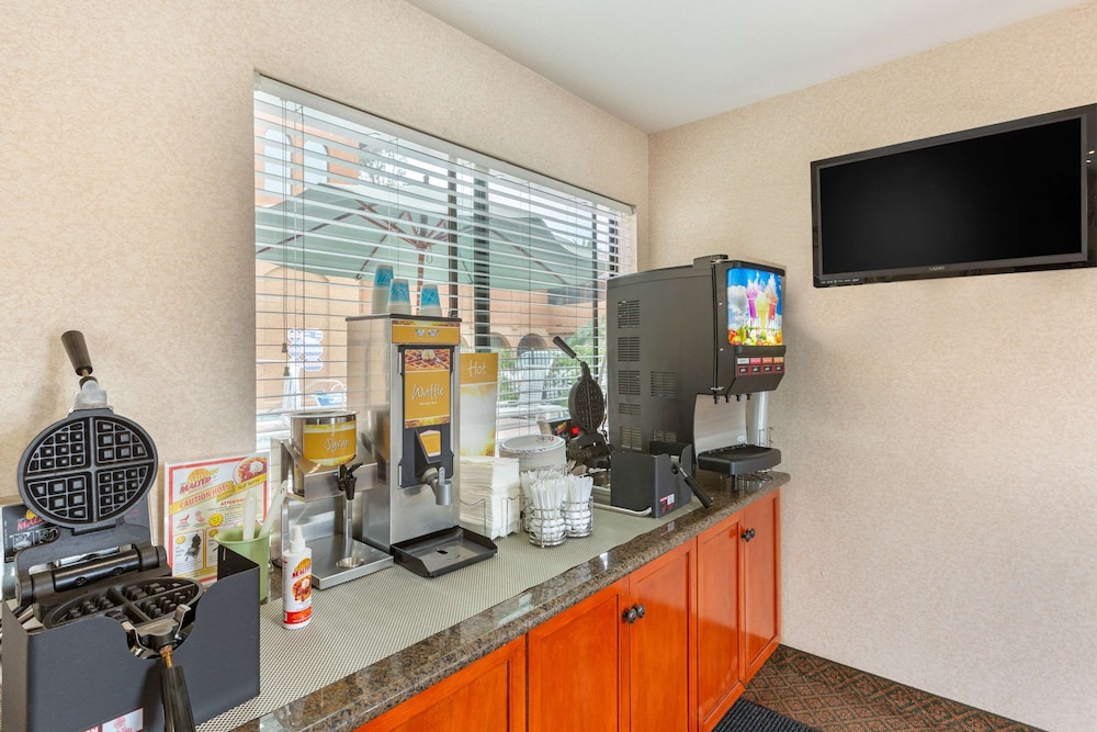 Quality Inn & Suites Oceanside Near Camp Pendleton 37/50