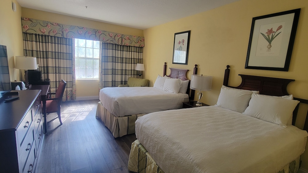 غرفة قياسية بسريرين مزدوجين بإطلالة على الحديقة