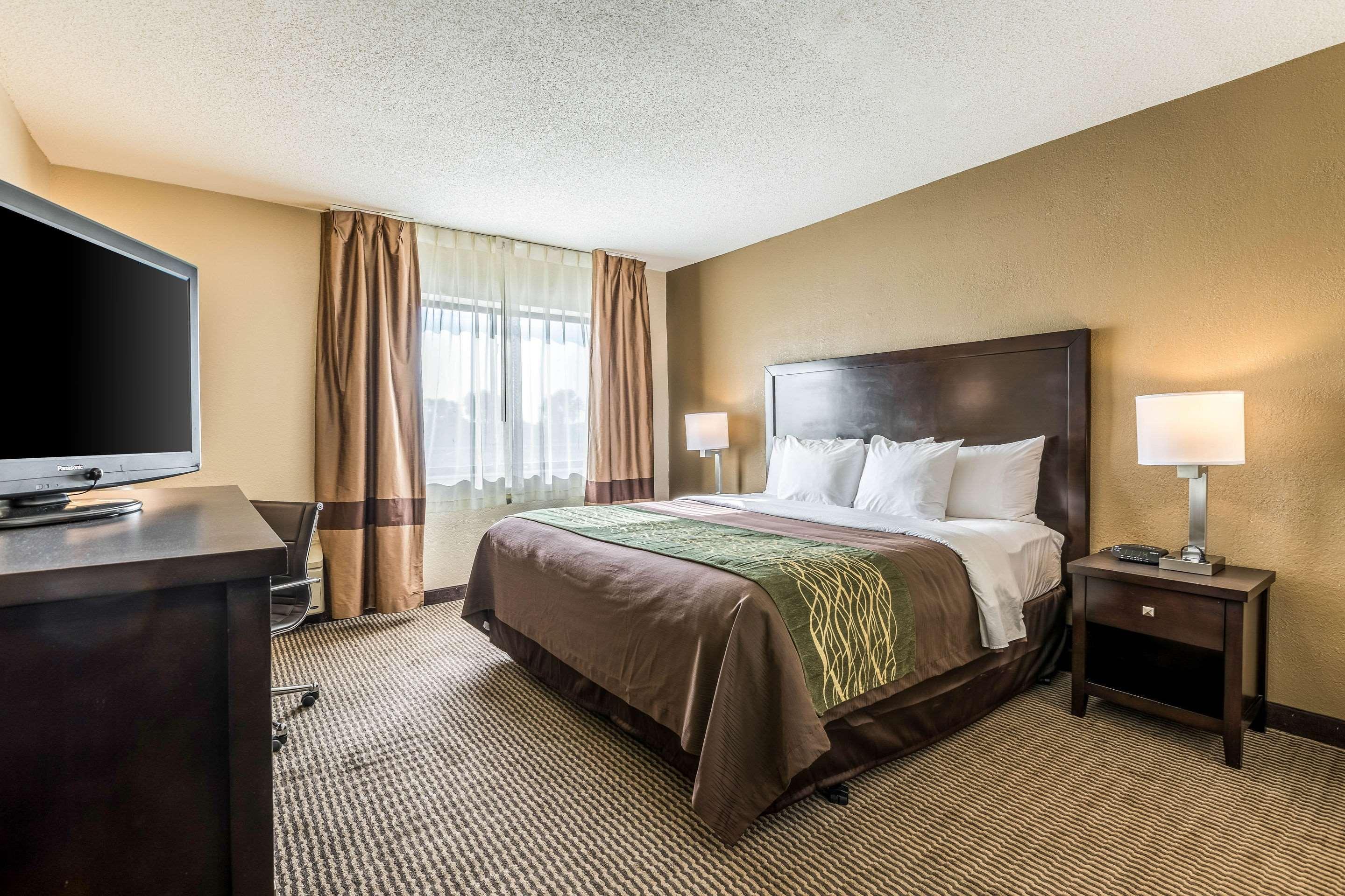 ROOM, KING BED