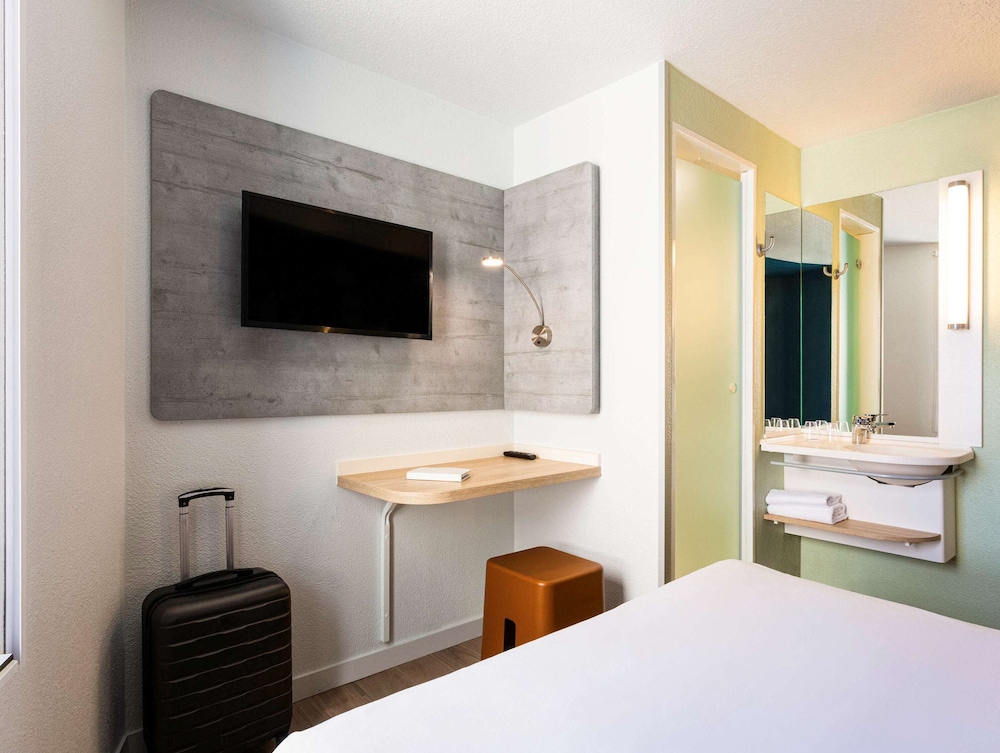 غرفة بسرير مزدوج وسرير بطابقين، Ibis Budget Bordeaux Centre Gare Saint Jean 3/9