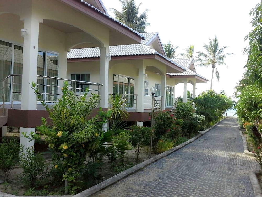 Krisada Beach Resort 11/56