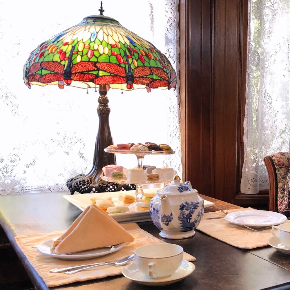 Chateau Tivoli Bed and Breakfast 30/50