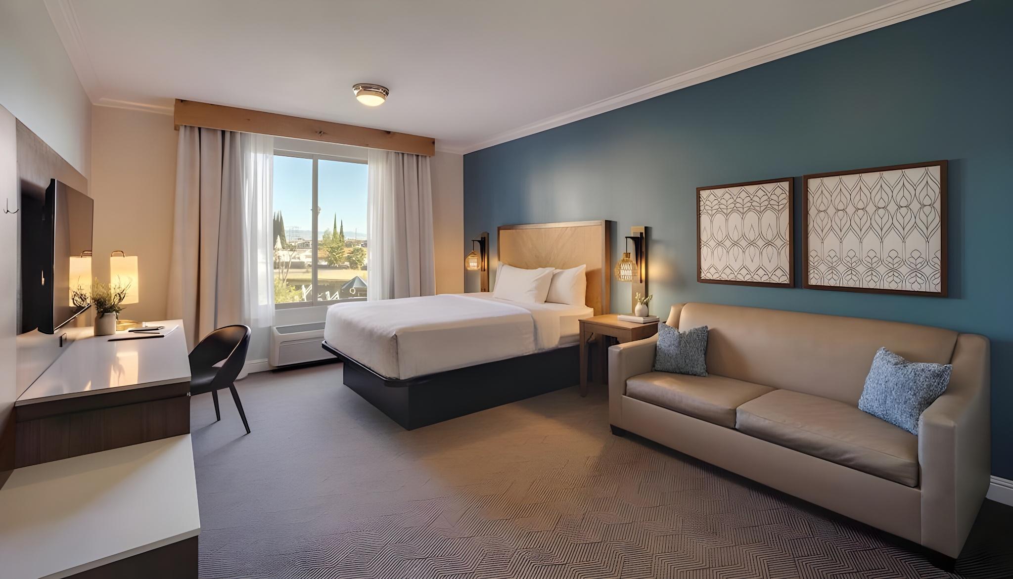 Renovated, Courtyard, Studio, Suite, King Bed