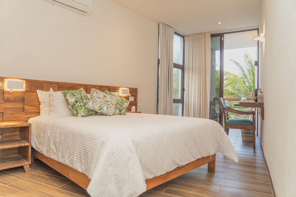 COMFORT, QUEEN BED, PARTIAL SEA VIEW