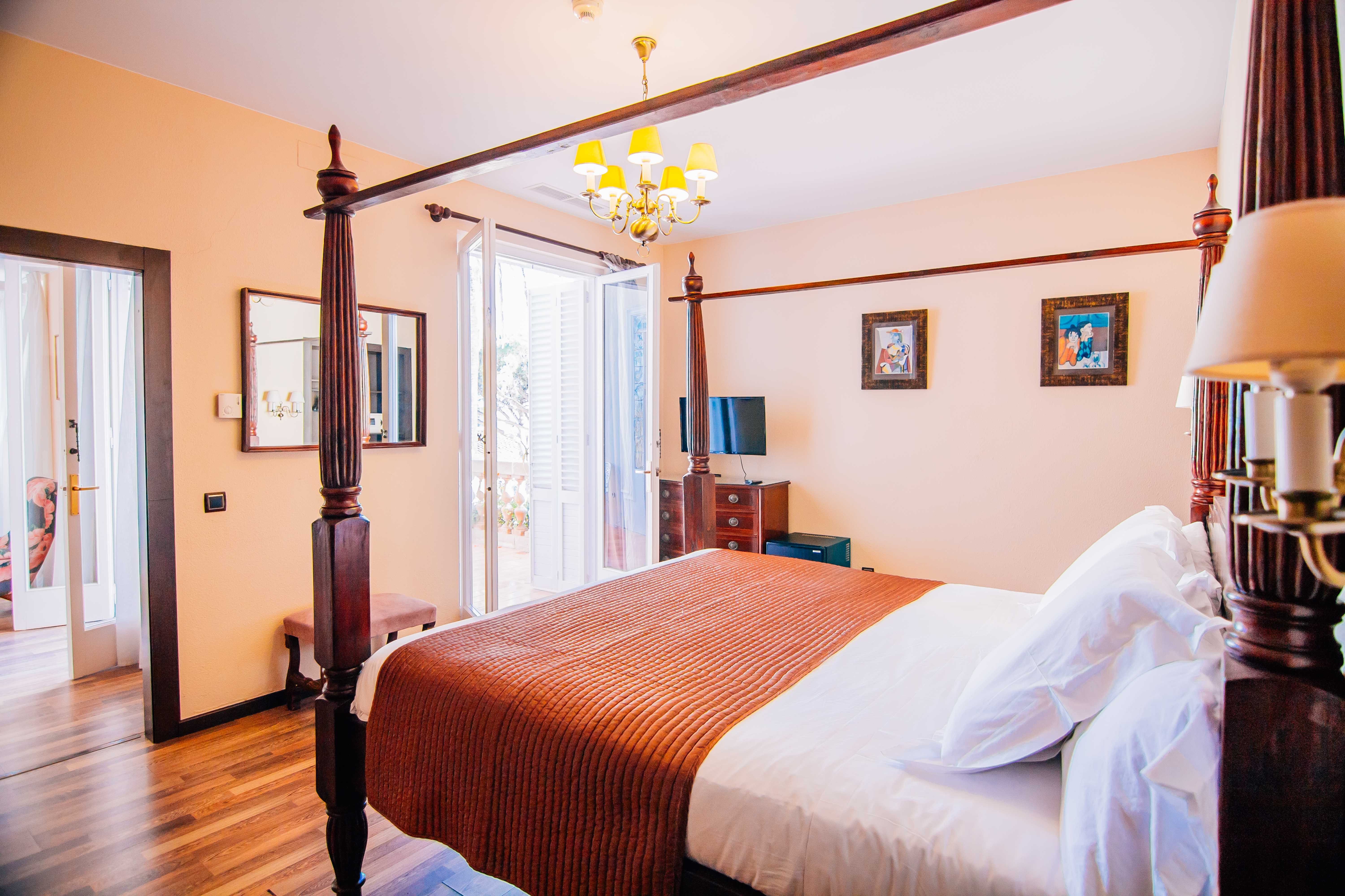 Royal, Suite, Hotel Roger de Flor by Seleqtta 2/9
