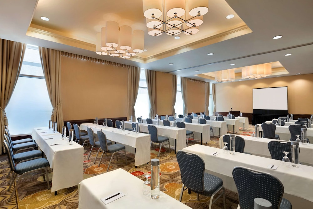 Embassy Suites by Hilton Los Angeles Glendale 50/54