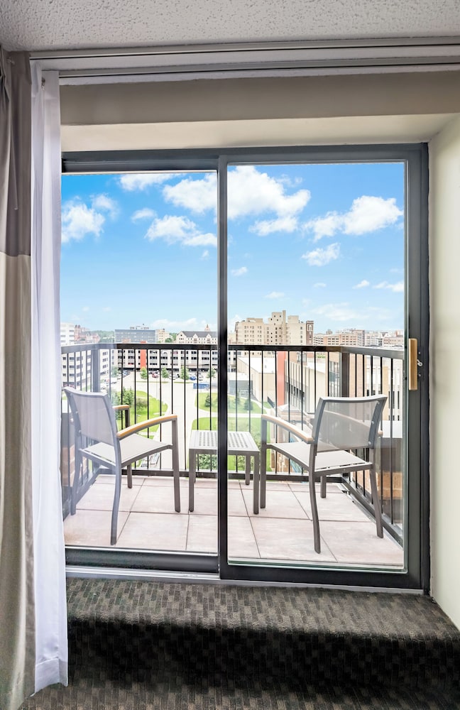 HYATT REGENCY GREEN BAY 22/59