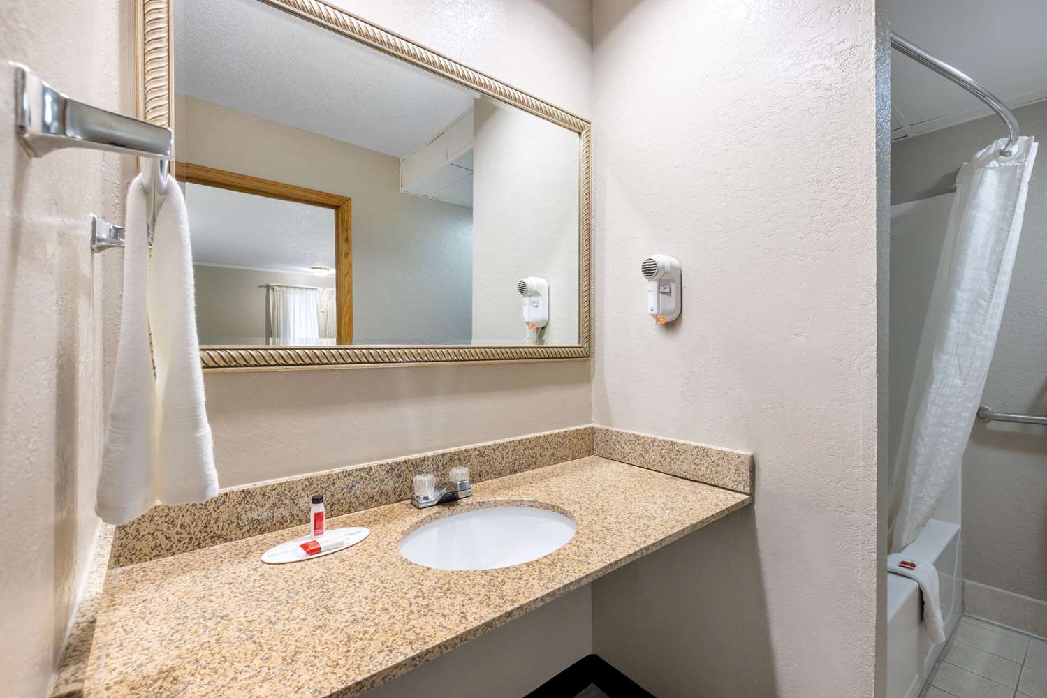 Super 8 By Wyndham Kansas City Airport 15/19