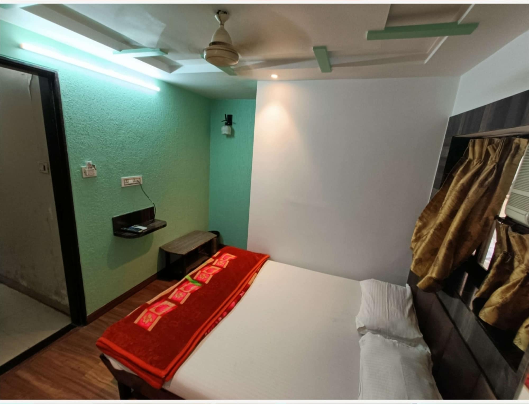 ROOM, SINGLE