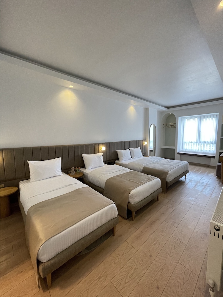 Meshk Airport Hotel 14/50