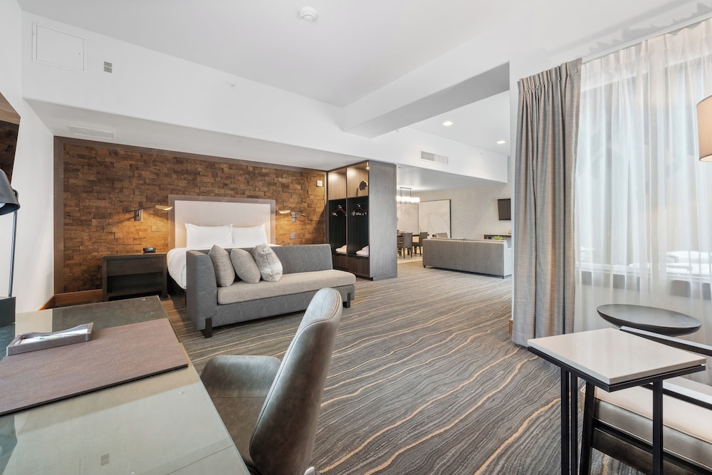 EXECUTIVE, SUITE, KING BED
