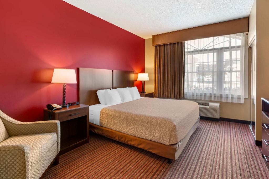 شقة بسرير مزدوج بغرفة نوم واحدة مع أريكة بحوض جاكوزي بمطبخ صغير، Best Western Plus Dutch Haus Inn And Suites 3/6
