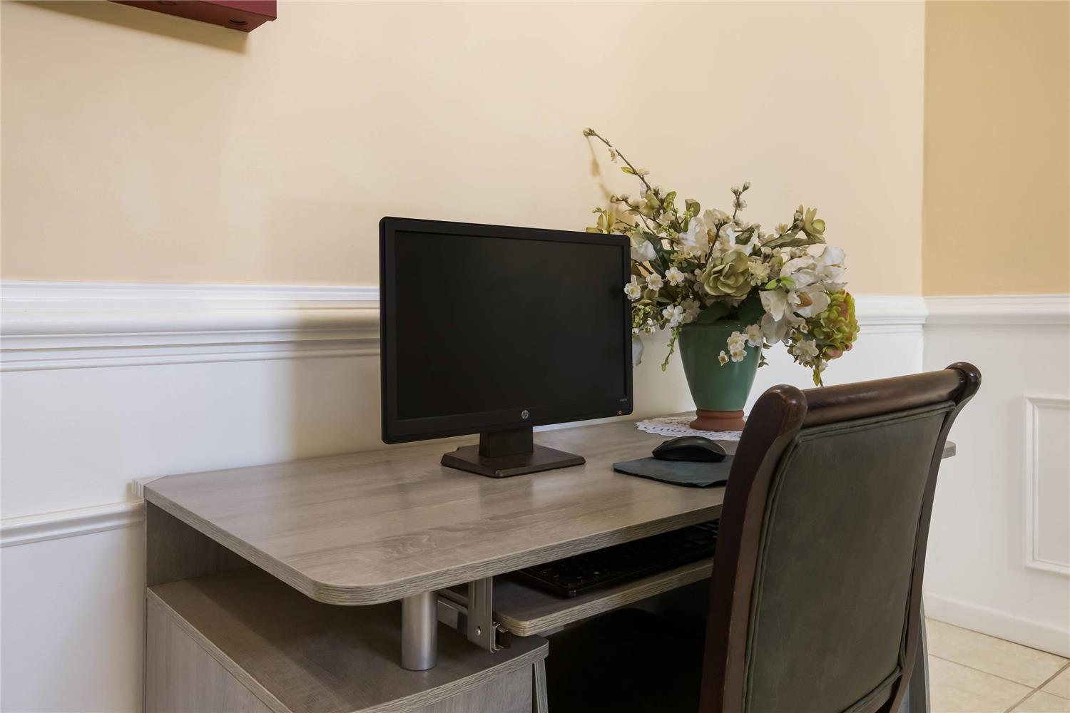 Quality Inn & Suites Greensboro near Lake Oconee 32/36