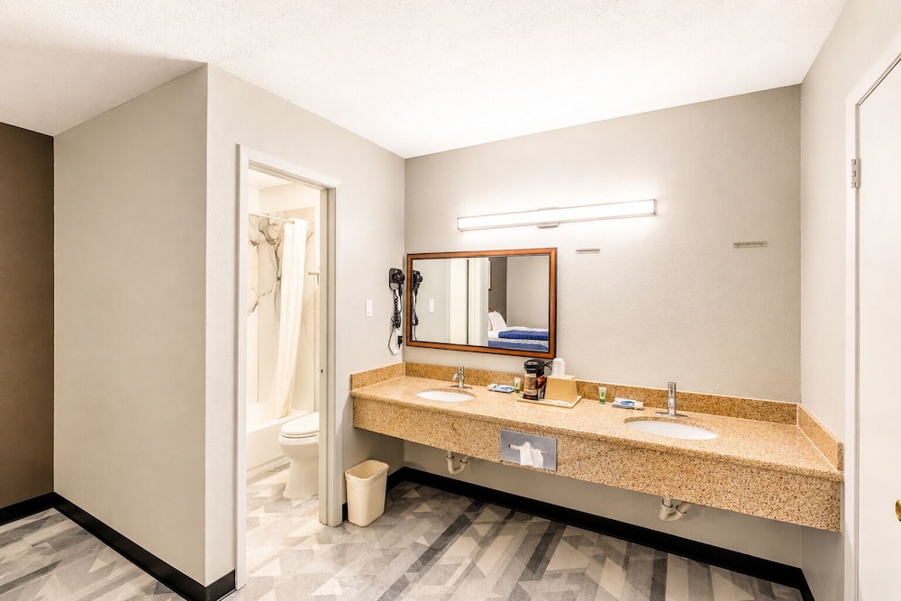 Freer Executive Inn and Studios by OYO 41/44