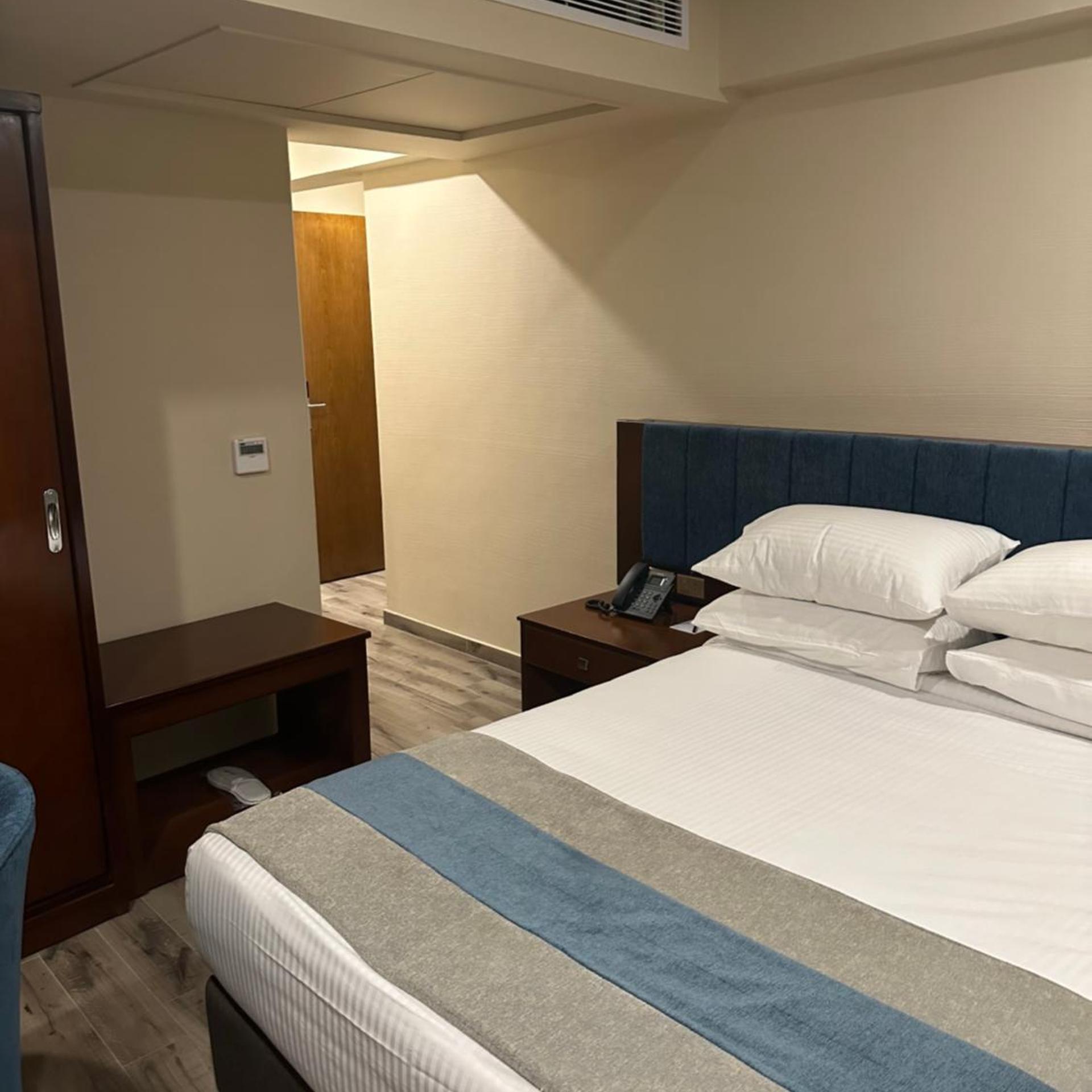 Superior, King Bed, Pyramids View