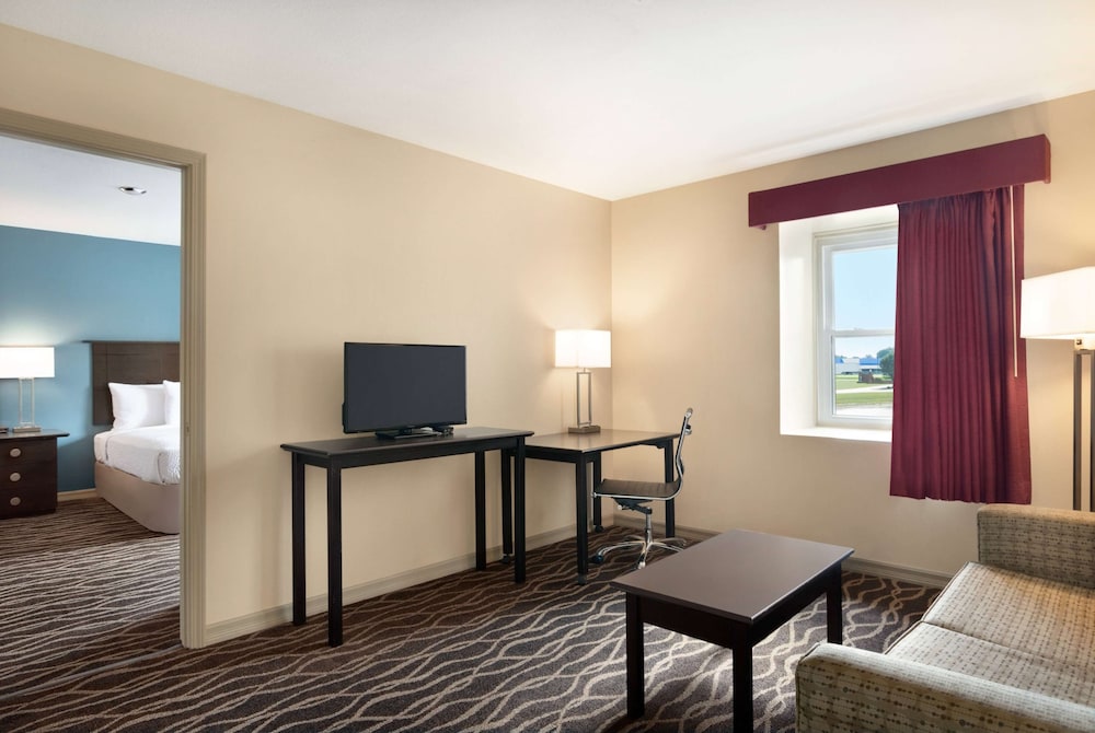 Days Inn & Suites by Wyndham Sikeston 43/51