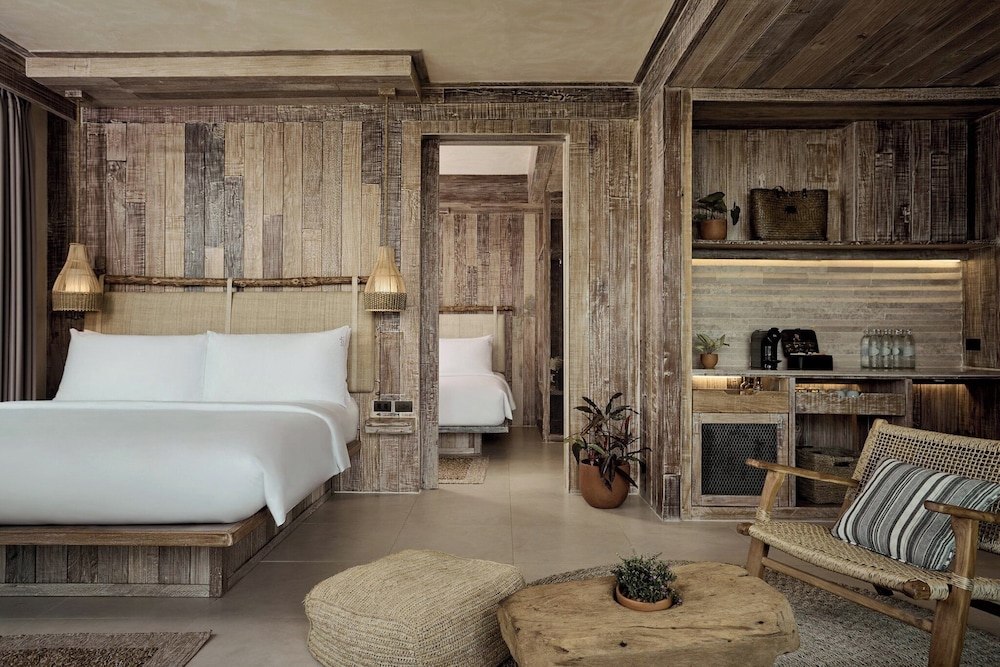 جناح ركني بسرير كينج وسريرين منفصلين بغرفتي نوم، Dinso Resort 4/7