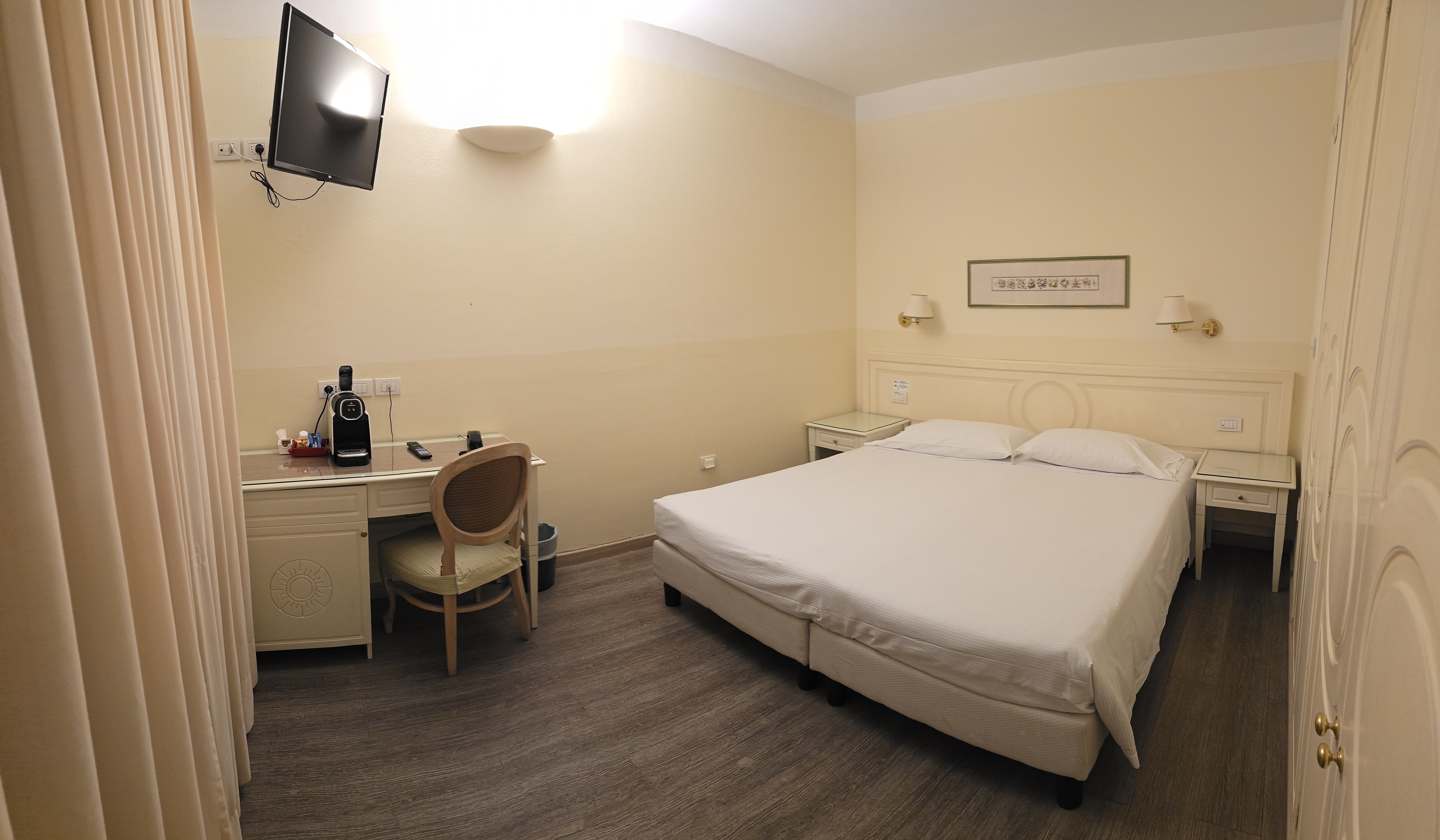 DELUXE, DOUBLE BED