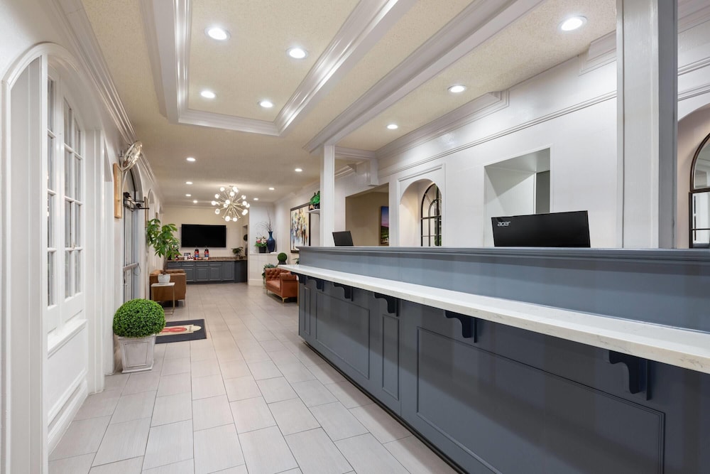 Super 8 by Wyndham New Orleans 5/43