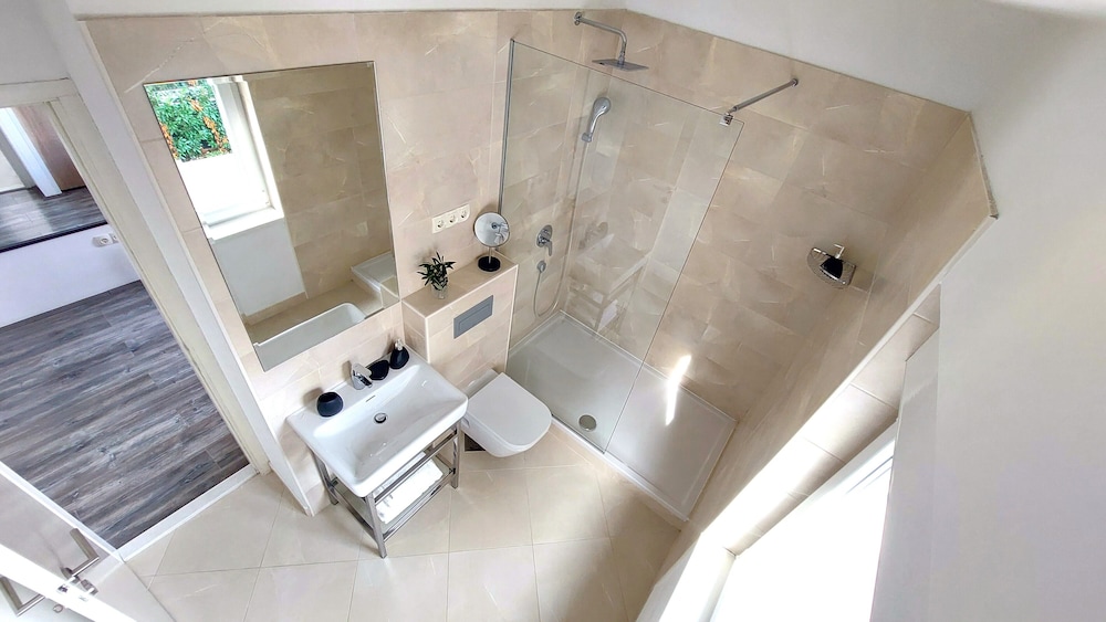 Refresh Boutique Apartments 50/50