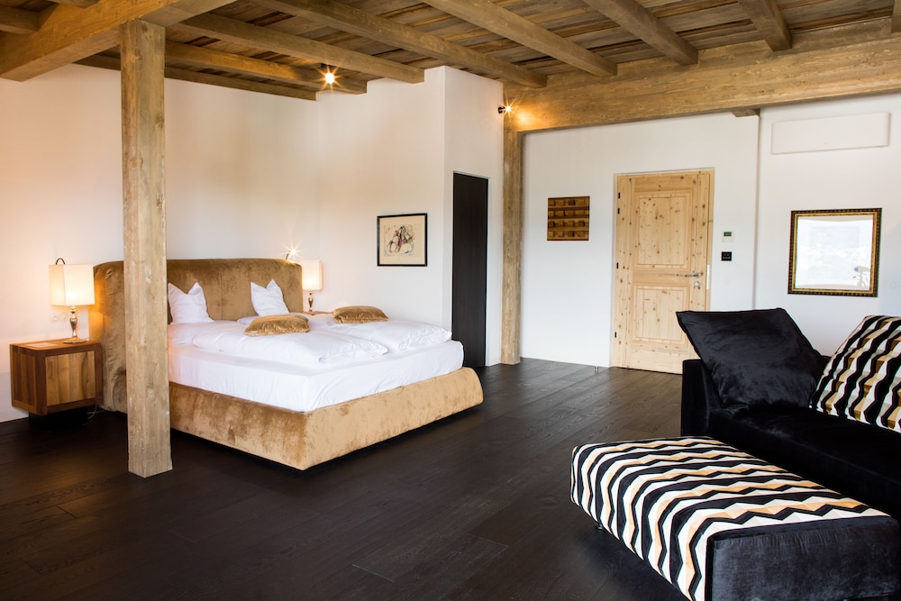 COMFORT, SUITE