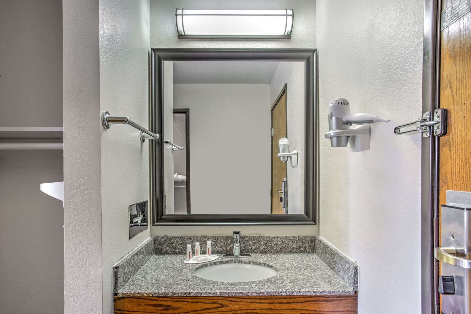 Days Inn by Wyndham Le Roy/Bloomington Southeast 6/8