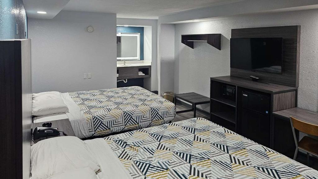 Room, 2 Queen Beds, Smoking