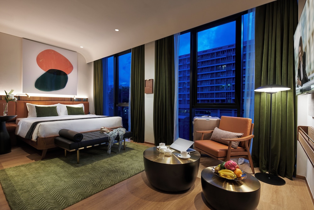 DELUXE, STUDIO, SUITE