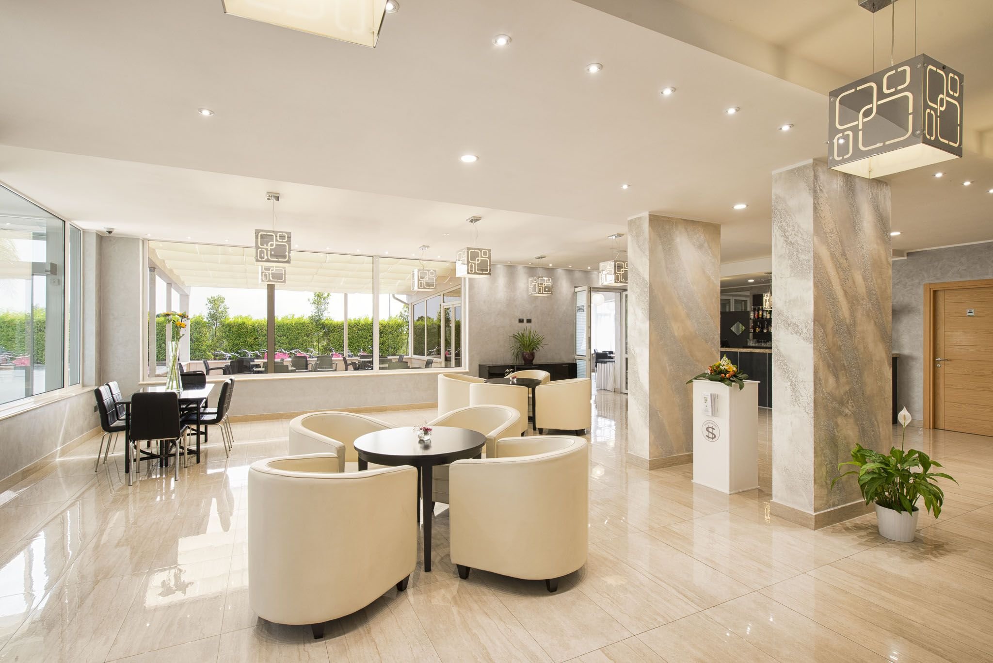 Simon Hotel 4/37