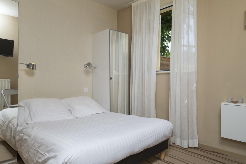 AUBERGE DE CLOCHEMERLE 19/54