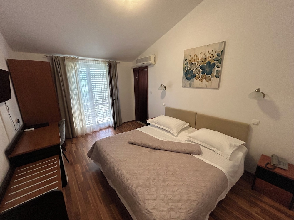 Hotel Vila Tina 12/50