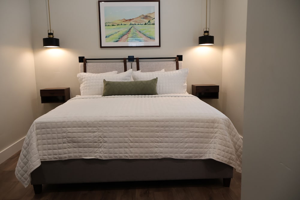 COTTAGE, KING BED