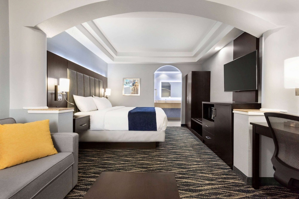Days Inn & Suites by Wyndham Houston Hobby Airport 24/41