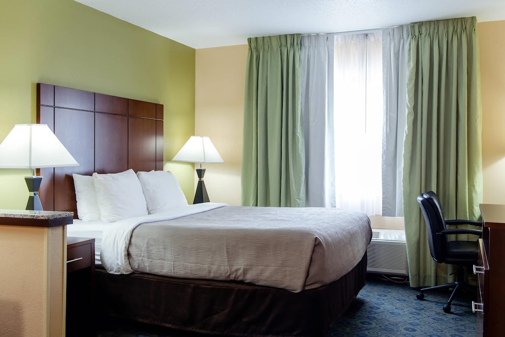 Quality Inn & Suites Bloomington I-55 and I-74 18/39