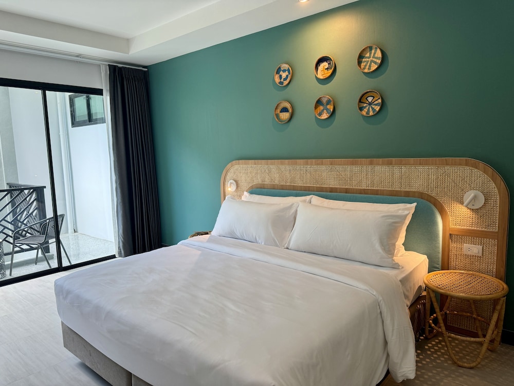 SUPERIOR, KING BED, POOL VIEW