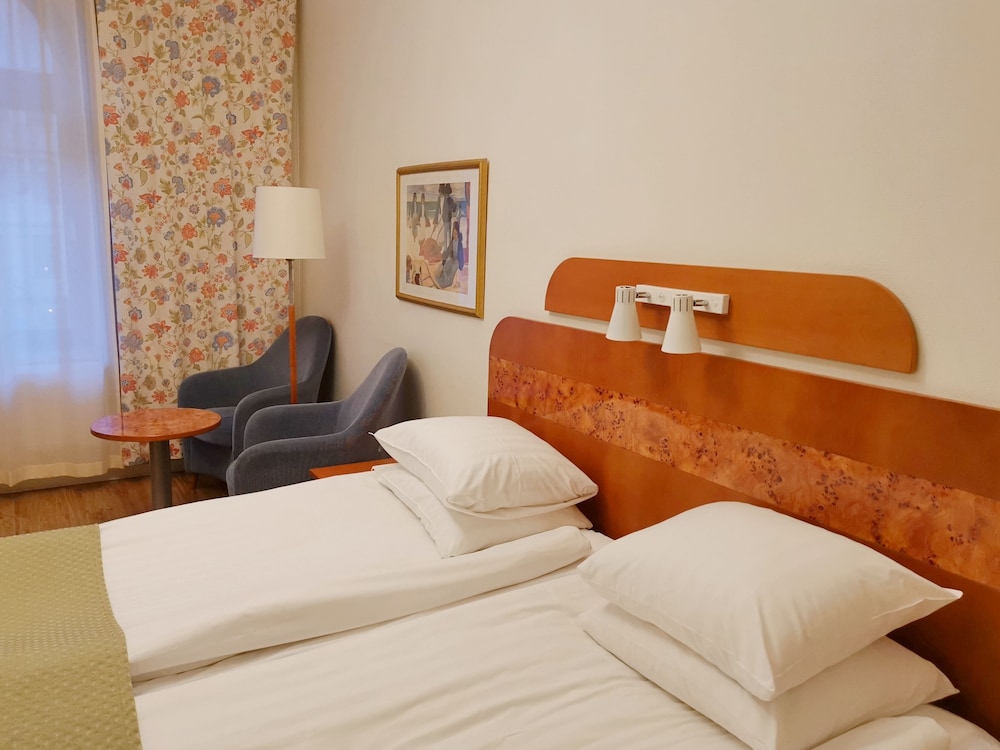 ROOM, TWIN BEDS