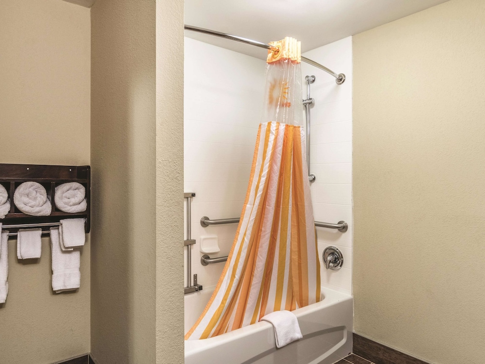 La Quinta Inn & Suites by Wyndham Knoxville Papermill 16/45