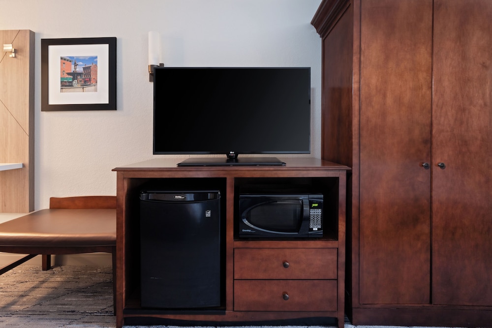 Holiday Inn Express and Suites Cincinnati Riverfront, an IHG Hotel 56/64