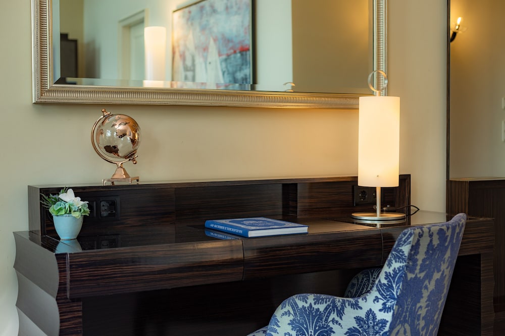 Hotel Atlantic Hamburg, Autograph Collection 5/42