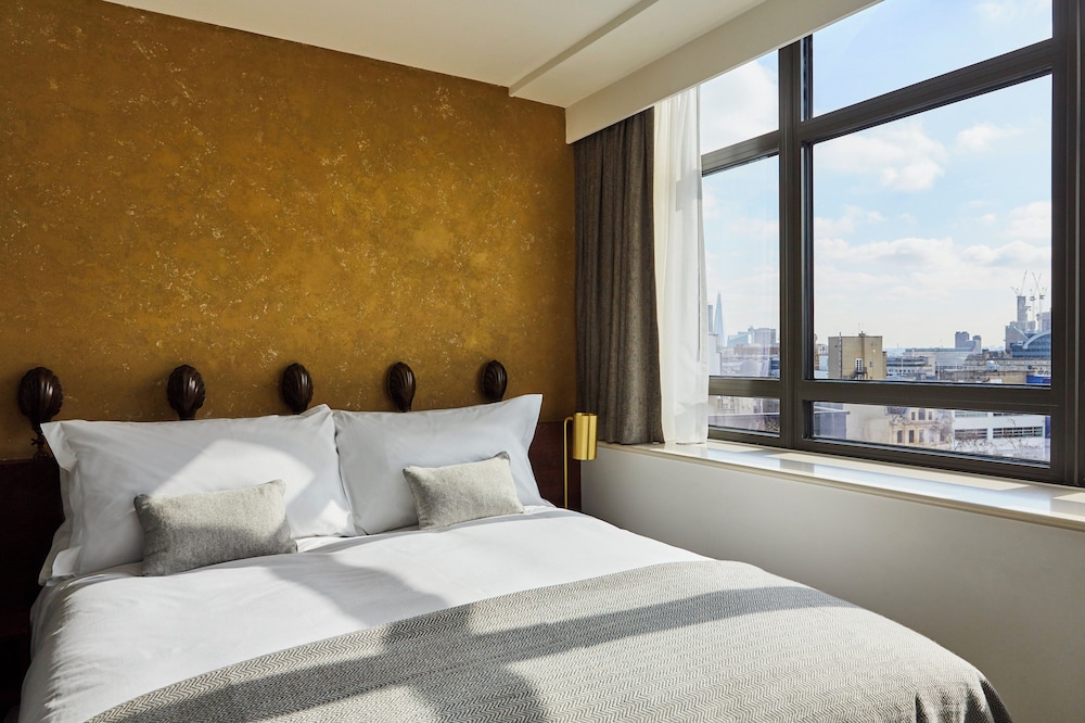 PREMIUM, QUEEN BED, CITY VIEW