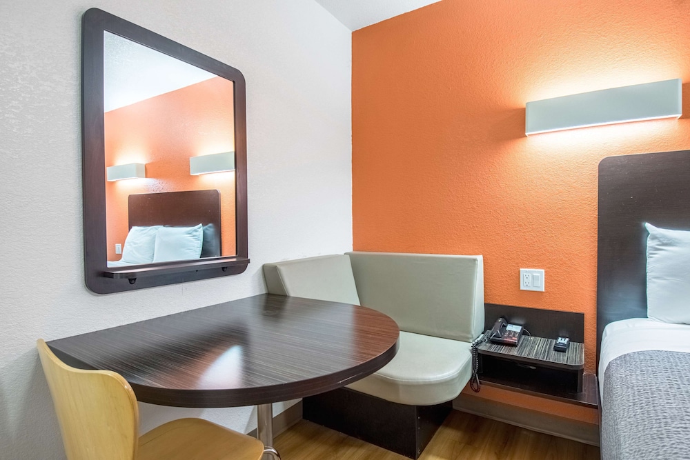 Motel6 Bakersfield, CA - Central 30/44